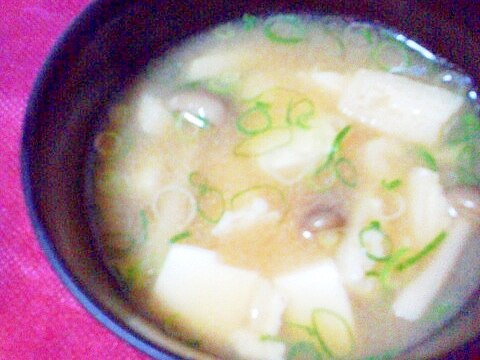 油揚げ・豆腐・しめじのお味噌汁